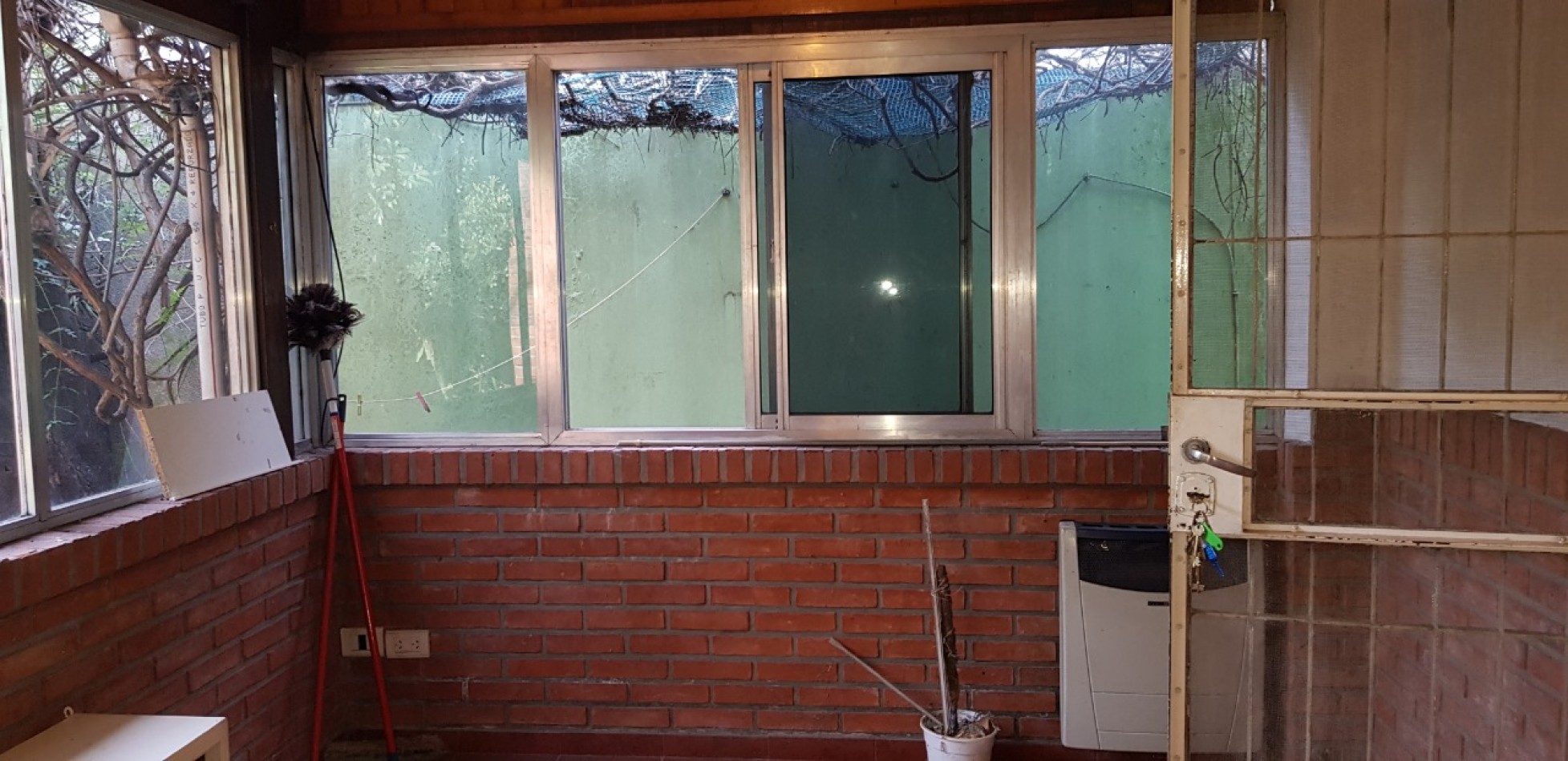 AMPLIO CHALET INMEJORABLE UBICACION EN BANFIELD