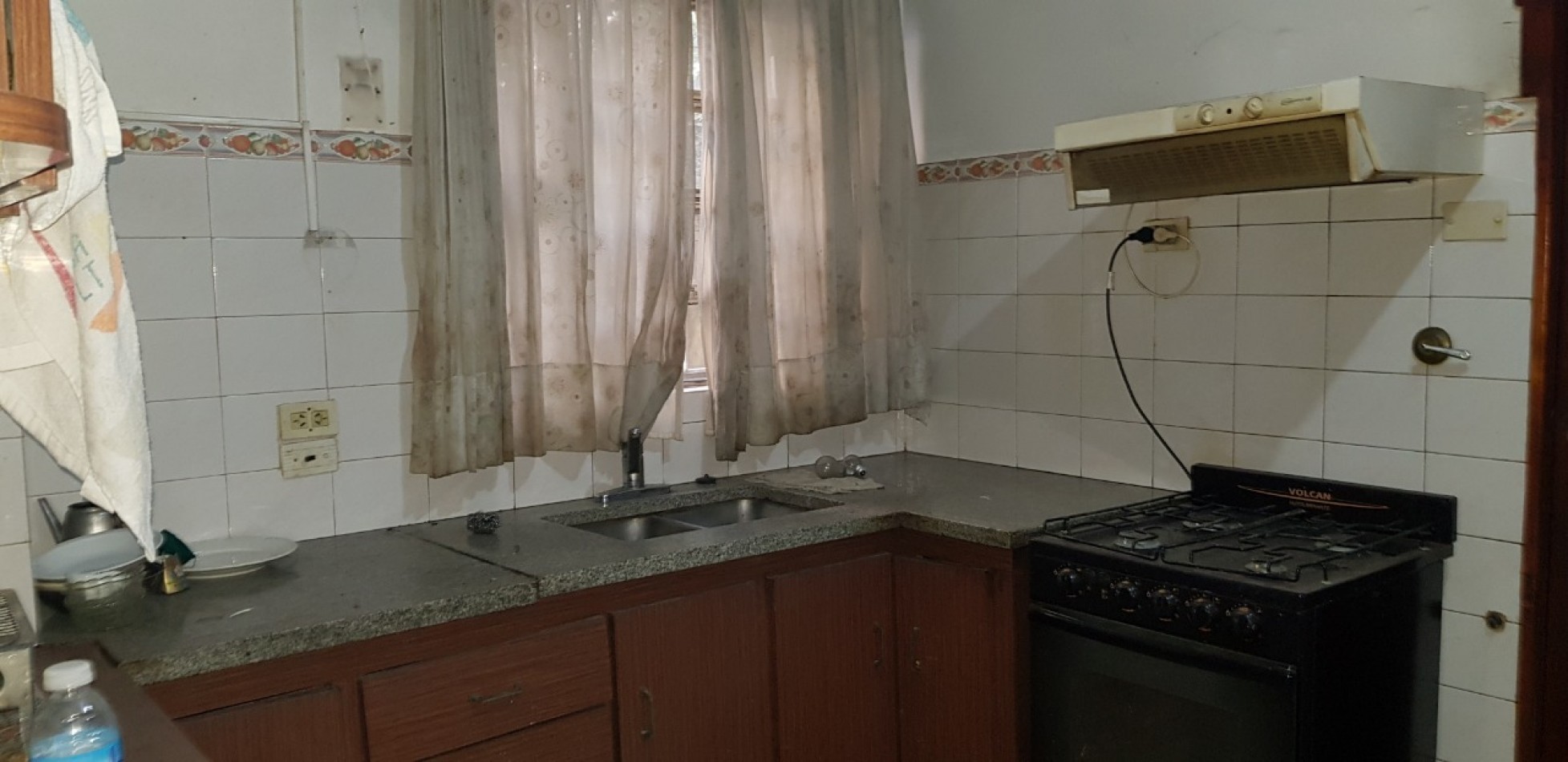 AMPLIO CHALET INMEJORABLE UBICACION EN BANFIELD