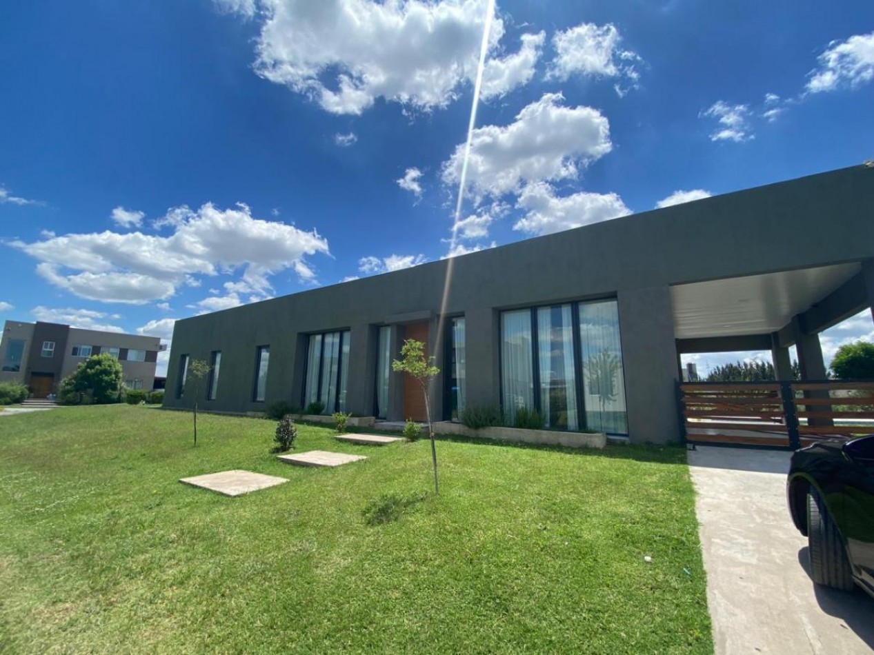 Moderna casa 4 dormitorios con pileta en Horizontes al Sur - Lista para mudarse