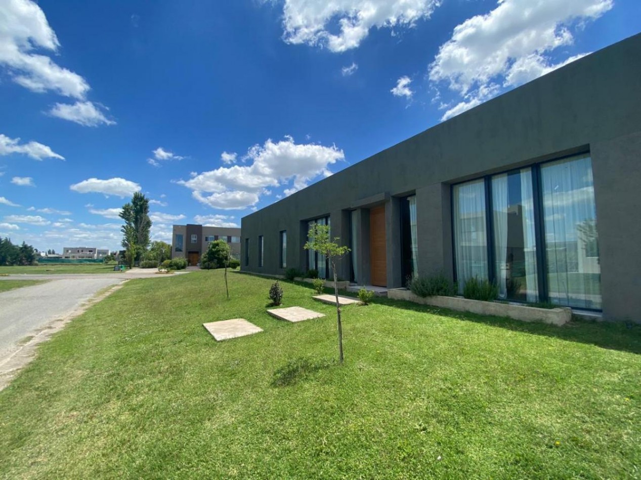 Moderna casa 4 dormitorios con pileta en Horizontes al Sur - Lista para mudarse