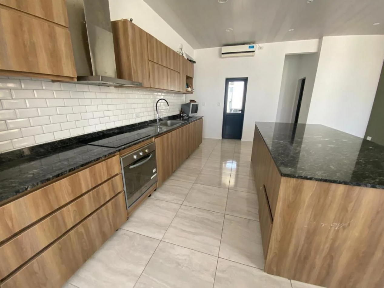 Moderna casa 4 dormitorios con pileta en Horizontes al Sur - Lista para mudarse