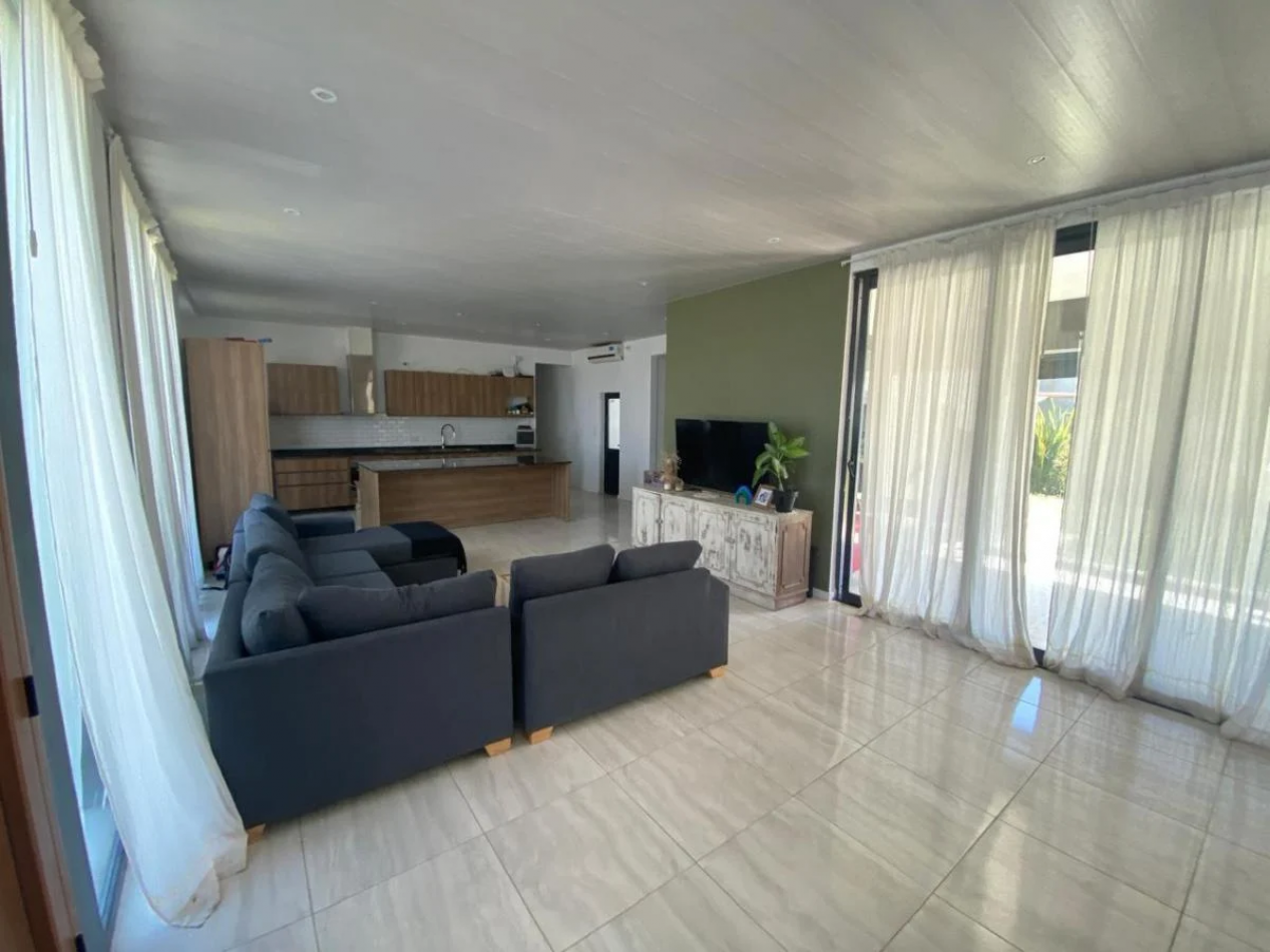 Moderna casa 4 dormitorios con pileta en Horizontes al Sur - Lista para mudarse