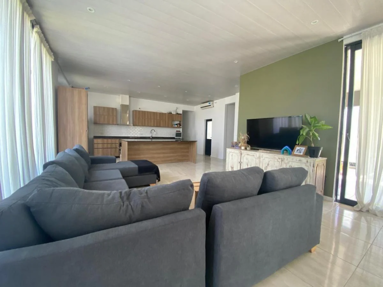 Moderna casa 4 dormitorios con pileta en Horizontes al Sur - Lista para mudarse