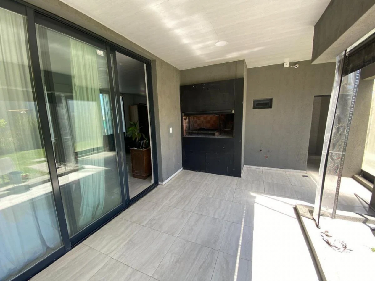 Moderna casa 4 dormitorios con pileta en Horizontes al Sur - Lista para mudarse
