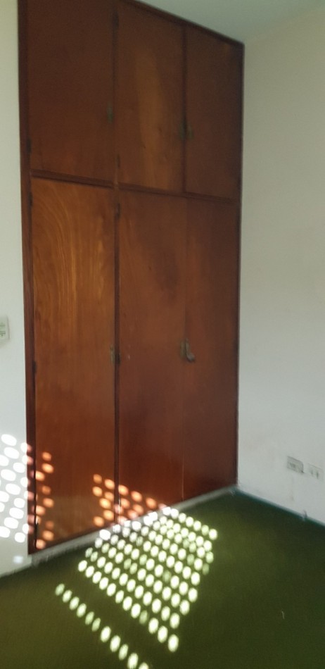 AMPLIO CHALET INMEJORABLE UBICACION EN BANFIELD