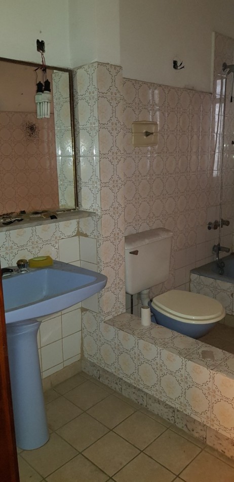 AMPLIO CHALET INMEJORABLE UBICACION EN BANFIELD