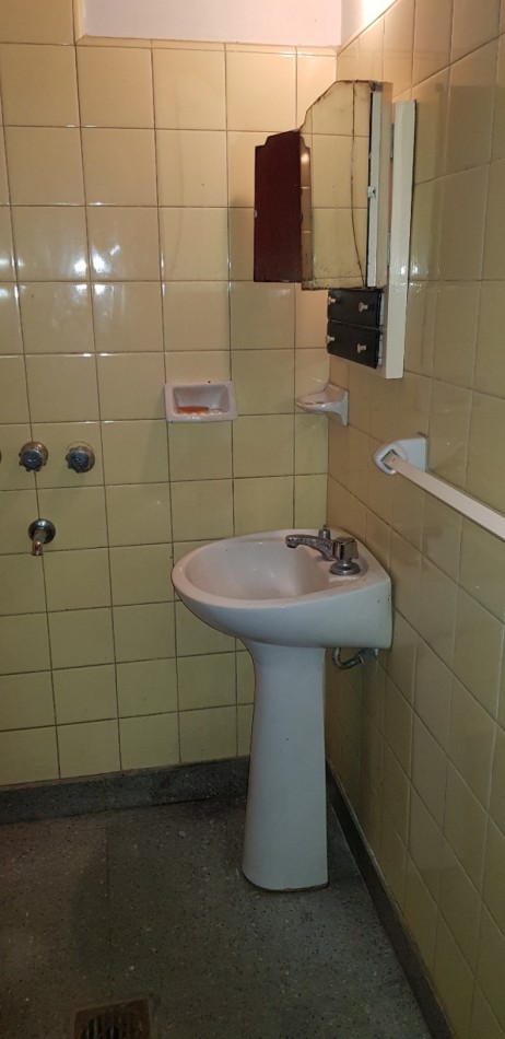 AMPLIO CHALET INMEJORABLE UBICACION EN BANFIELD