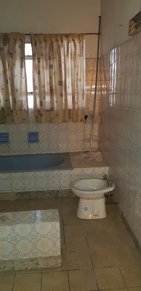 AMPLIO CHALET INMEJORABLE UBICACION EN BANFIELD