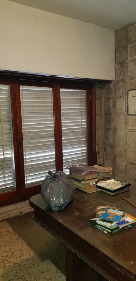 AMPLIO CHALET INMEJORABLE UBICACION EN BANFIELD