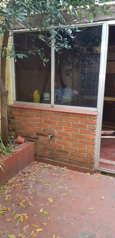 AMPLIO CHALET INMEJORABLE UBICACION EN BANFIELD