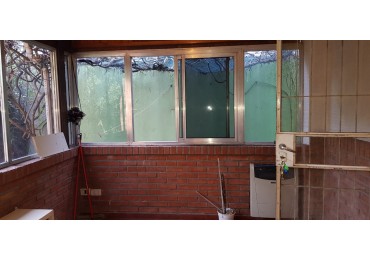 AMPLIO CHALET INMEJORABLE UBICACION EN BANFIELD