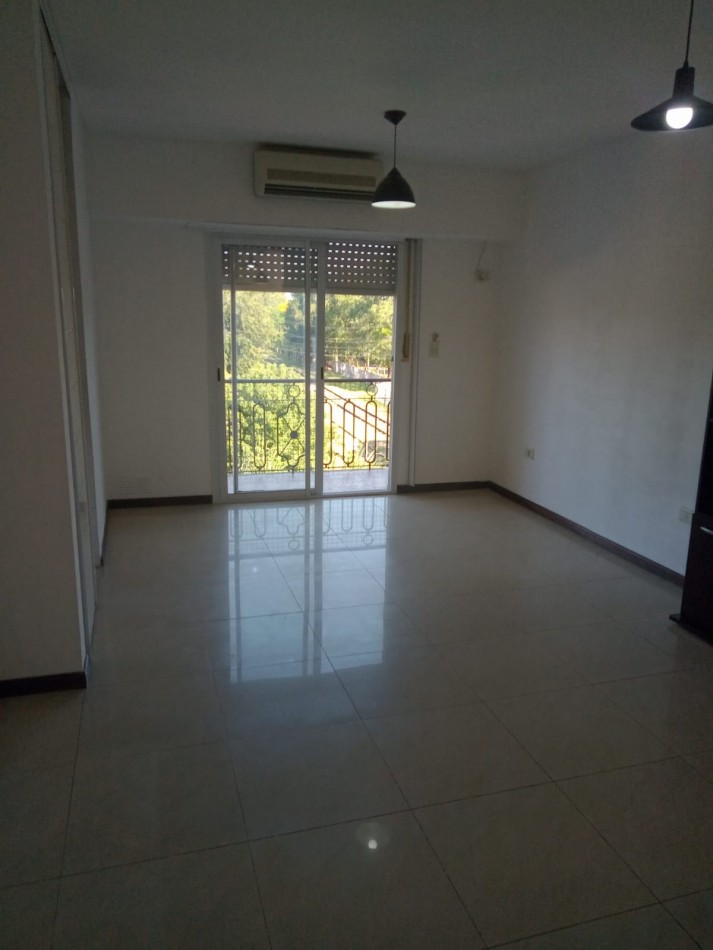 Monoambiente con balcon y cochera